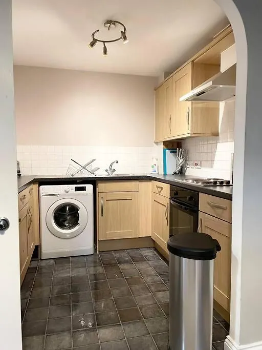 City Centre Deluxe: Spacious 1-Bed with Flexible Sleeping & Free Parking Southampton 0*,