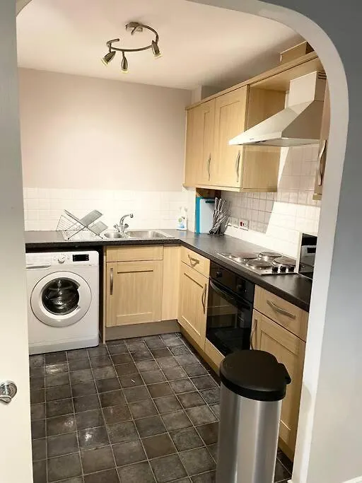 City Centre Deluxe: Spacious 1-Bed with Flexible Sleeping & Free Parking Southampton